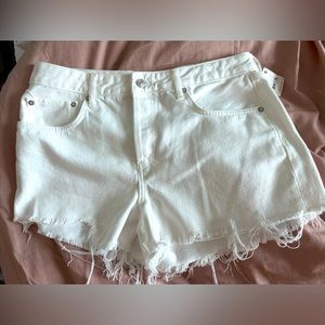 NWT FREE PEOPLE CUT OFF DISTRESSED
WHITE DENIM BUTTON FLY SHORTS SIZE 31